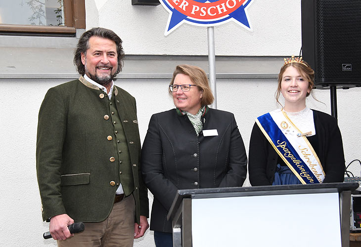 Moderator Uli Städele, Claudia Westner, die 1. Vorsitzende des Spargelerzeugerverband Südbayern, Spargelkönigin Natalie I.  vor dem Anstich auf dem Viktualienmarkt am 10.04.2024 (©Foto: Ingrid Grossmann)
